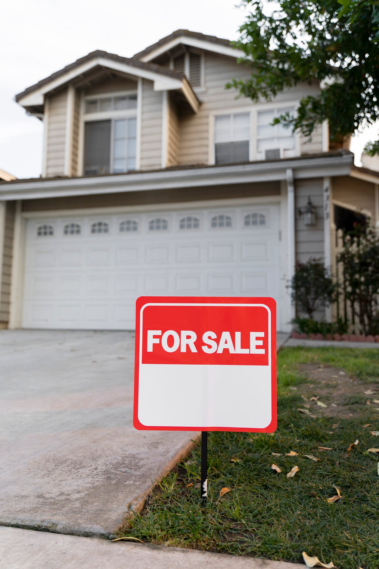 house-with-yard-sign-sale house-with-yard-sign-sale
